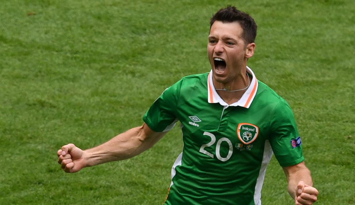 Wes Hoolahan mencetak gol balasan dan 100% tekel bersih saat Irlandia bermain imbang 1-1 melawan Swedia. (13/6/2016). (AFP/Paul Ellis)
