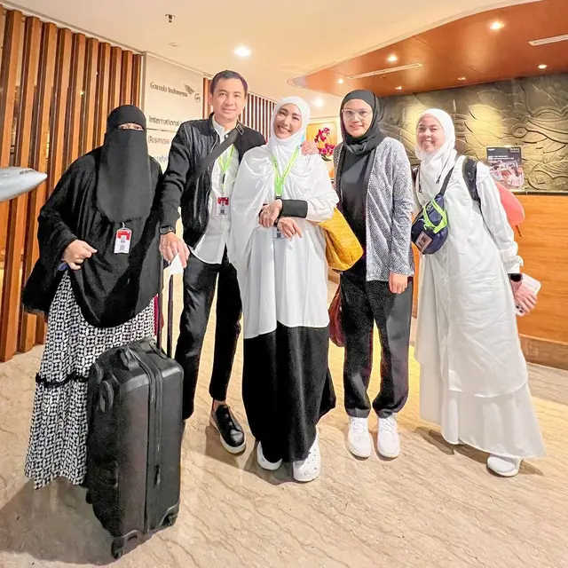 Potret mesra Ayu Dewi dan Regi Datau saat umrah