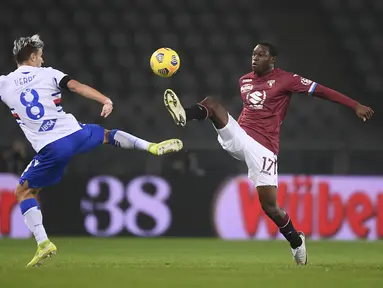 Bek Torino, Singo Wilfried (kanan) berebut bola dengan penyerang Sampdoria, Valerio Verre pada putaran kesembilan Liga Italia Serie A di stadion Olimpico Grande Torino, Selasa (1/12/2020) dini hari WIB. Torino diimbangi Sampdoria dengan skor 2-2. (Fabio Ferrari/LaPresse via AP)