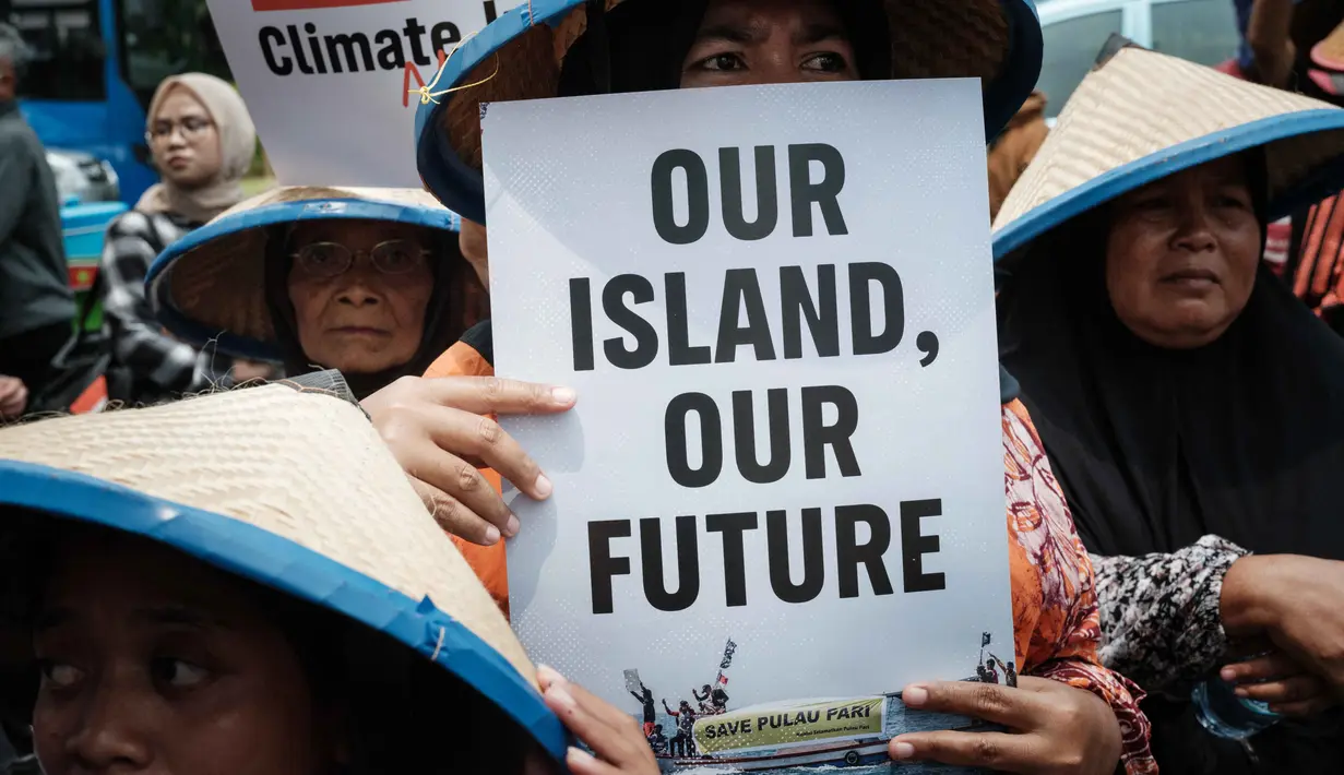 Pemberian izin dari Kementerian Kelautan dan Perikanan (KKP) yang dinilai sejumlah pihak secara serampangan membuat Pulau Pari dan warganya menanggung beban berlipat yang mengancam eksistensi pulau ini. (Yasuyoshi CHIBA/AFP)
