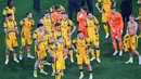 Para pemain Inter Milan tampak kecewa setelah gagal meraih trofi Liga champions 2024/2025 di Stadion Allianz Arena, Minggu (01/06/2025) dini hari WIB. Nerazzurri takluk lima gol tanpa balas dari PSG. (AFP/Kirill Kudryavtsev)