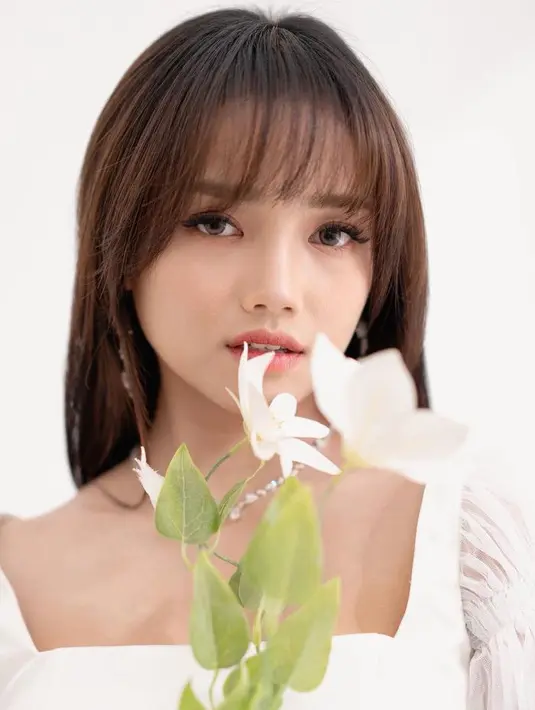 Wajahnya pun dipoles dengan makeup natural mengenakan lipstik coral. Gaya makeup ini pun biasa  digunakan pengantin perempuan di Korea yang tampil kerap flawless.  [@fuji_an]