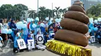 Puluhan warga sosialisasikan 'Toilet Sehat' saat Car Free Day (CFD) di Bundaran HI, Jakarta, Minggu (15/11/2015). Dalam acara tersebut tampil sebuah maskot berbentuk kotoran manusia yang membuat suasana semakin seru. (Liputan6.com/Yoppy Renato)