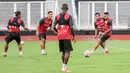 Sejumlah pemain Persija melakukan rondo dalam sesi latihan resmi menjelang laga BRI Super League 2025/2026 melawan Persijap Jepara di Stadion Madya, Senayan, Jakarta, Jumat (02/01/2026). (Bola.com/Abdul Aziz)