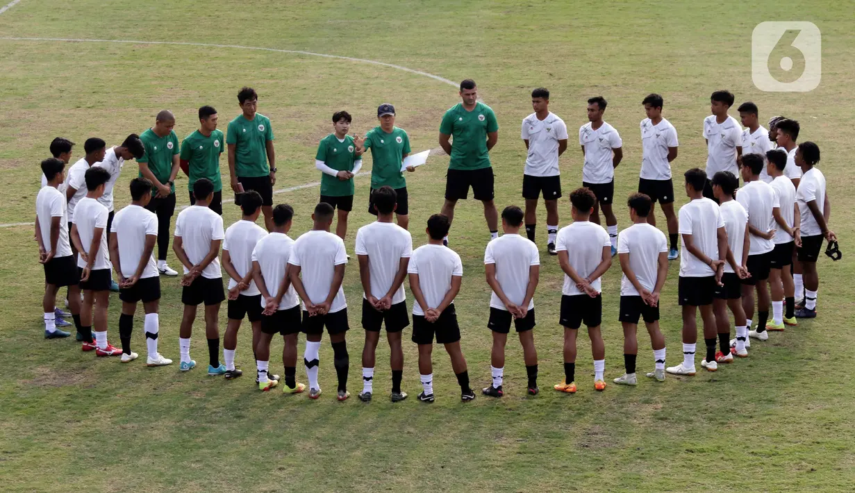 Pesepakbola Timnas U-19 Indonesia menggunakan kaos kaki yang berbeda saat latihan di Lapangan A Gelora Bung Karno, Jakarta, Selasa (30/8/2022). Pelatih Shin Tae-yong menjelaskan, penggunaan kaos kaki yang berbeda (putih untuk kaki kiri dan hitam untuk kaki kanan) dimaksudkan untuk memantau kekuatan dan kelemahan kaki pemain. (Liputan6.com/Helmi Fithriansyah)
