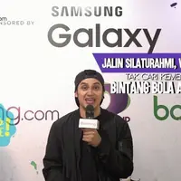 Vicky Nitinegoro lakukan persiapan ini sebelum bertanding futsal di acara Samsung Galaxy Bintang Bola Anniversary.