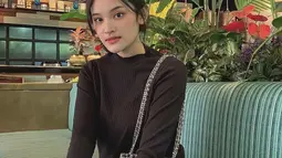 Pemilik nama lengkap Adzana Shaliha Alifyaa memang pintar padupadakan warna outfit yang ia kenakan. Bahkan warna dari tas yang dibawa Ashel sama dengan celana yang dikenakannya. Potret cantik Ashel ini sukses menuai atensi para penggemarnya. (Liputan6.com/IG/@jkt48.ashel)