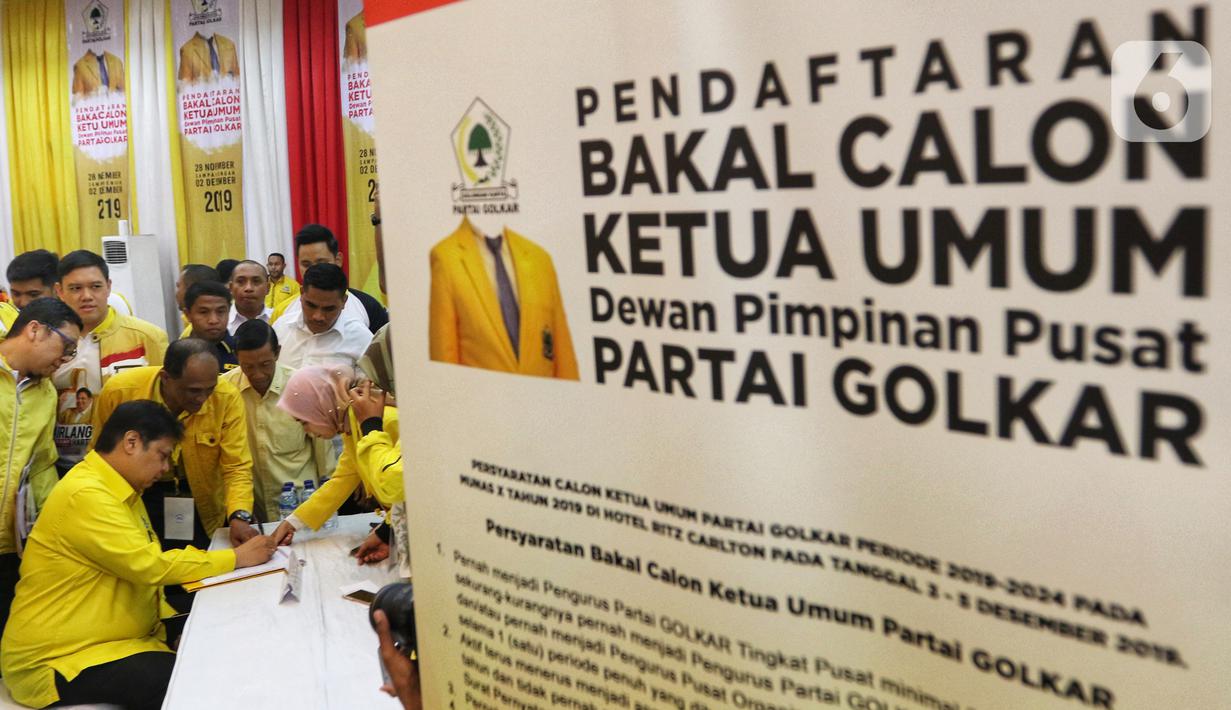 Ketum Golkar Airlangga Hartarto mendaftarkan diri sebagai calon ketua umum Golkar di DPP Partai Golkar, Jakarta, Senin (2/12/2019). Partai Golkar akan melaksanakan Musyawarah Nasional pada 3 Desember 2019 dengan salah satu agendanya pemilihan ketua umum periode 2019-2024. (Liputan6.com/Johan Tallo)
