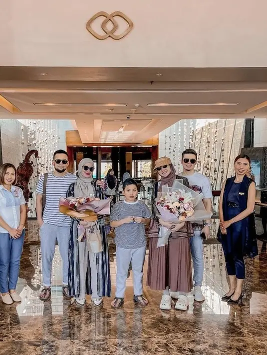 Keluarga Sungkar memilih liburan ke Bali. Shireen tampil dengan outer hitam bergaris dipadukan celana dan kerudung abu-abu. Sedangkan, Zaskia mengenakan atasan dan celana plisket coklat. [@sofitelbalinusadua]