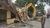 Pos Polisi hingga Ormas Depok Berdiri di Saluran Air