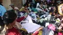 Sejumlah warga memilih pakaian bekas  dalam kegiatan Pasar Murah dari  Hati Suci, Jakarta, (12/6/2016). Pasar Murah yang diselenggarakan oleh Hati Suci tersebut bertujuan sebagai wadah untuk saling berbagi kepada sesama. (Liputan6.com/Faizal Fanani)