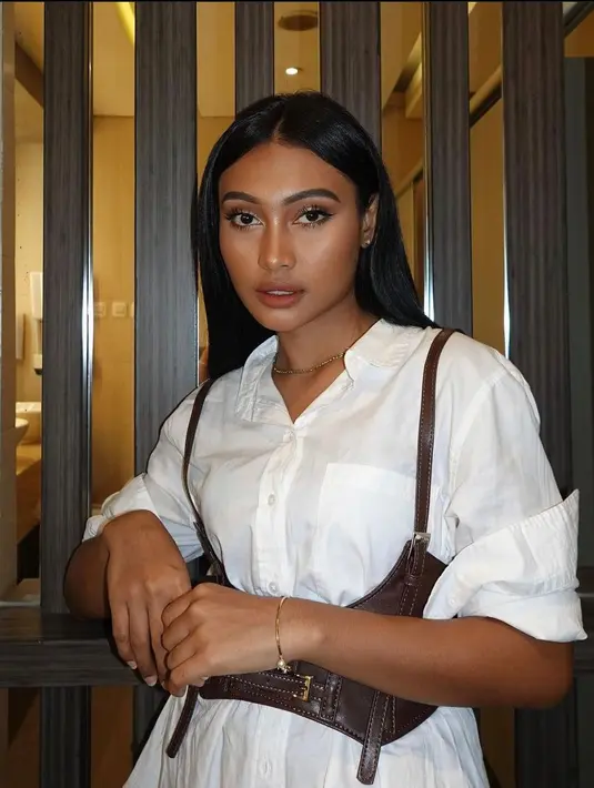Jika ingin menggunakan kemeja putih dengan elegan kamu dapat menambahkan leather vest sebagai pemanis. (instagram/noviabachmid)