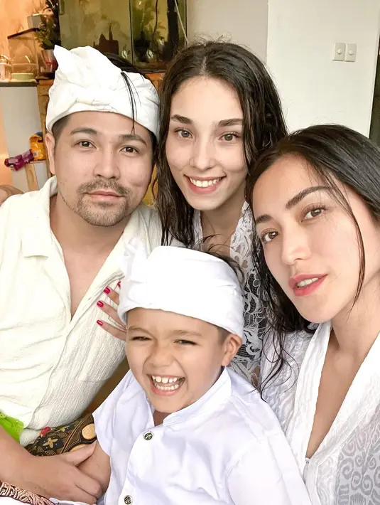 Jessica Iskandar sendiri tampil cantik dengan kebaya putih bermotif. Ia menggerai rambutnya dan terlihat basah usai menjalani ritual melukat. [instagram/inijedar]