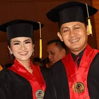 Selamat.. Itulah komentar yang membanjiri akun Instagram Fitri Carlina. Baru saja, penyanyi dangdut yang baru saja menggarap video klip Musim Hujan Musim Kawin itu wisuda bareng suami. (Instagram)