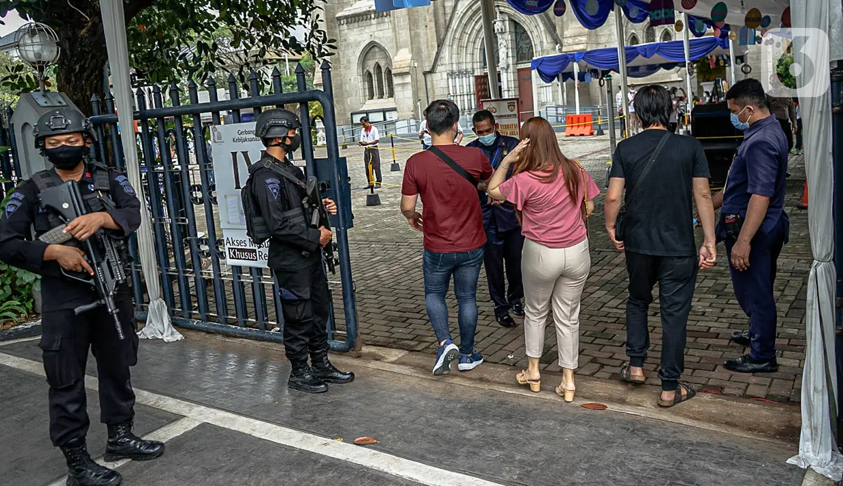 Polisi bersenjata melakukan pejagaan saat misa Minggu Paskah di Gereja Katedral, Jakarta, Minggu (4/4/2021). Pengamanan diperketat menyusul serangkaian aksi teror bebarapa waktu terakhir, yakni di Gereja Katedral Makassar dan Mabes Polri. (Liputan6.com/Faizal Fanani)