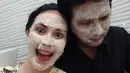 Lihat betapa lucunya saat wajah Emil diberi masker oleh Arumi. "Suami aku kerja terus dimana aja, kapan aja, sampai2 tak pakein masker pun pasrah sangkin fokusnya sama kerjaan," tulis Arumi. (Foto: instagram.com/arumi_arumi_94)