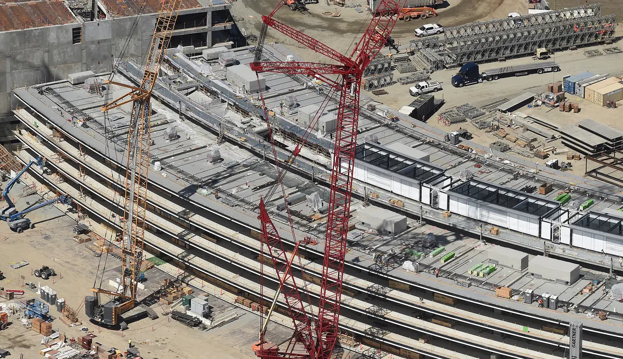 Bangunan proyek Apple Campus 2 saat dalam pembangunan di Cupertino, California (6/4). Nantinya kantor ini juga dilengkapi fasilitas kafe dan taman yang luas. (REUTERS / Noah Berger)