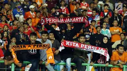 Suporter tim Macan Kemayoran membentangkan syal saat menyaksikan kemenangan Persija atas Arema FC dilanjutan Liga 1 Indonesia di Stadion Patriot Candrabhaga, Bekasi, Jumat (2/6). Persija unggul 2-0 atas Arema FC. (Liputan6.com/Helmi Fithriansyah)