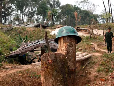 Tentara Kemerdekaan Kachin berjalan di garis depan di Gunung Hpalap, negara bagian Kachin, Myanmar, 17 Maret 2018. Selain etnis Rohingya, perang saudara juga terjadi antara tentara Myanmar dengan etnis Kachin. (AP Photo/Esther Htusan)