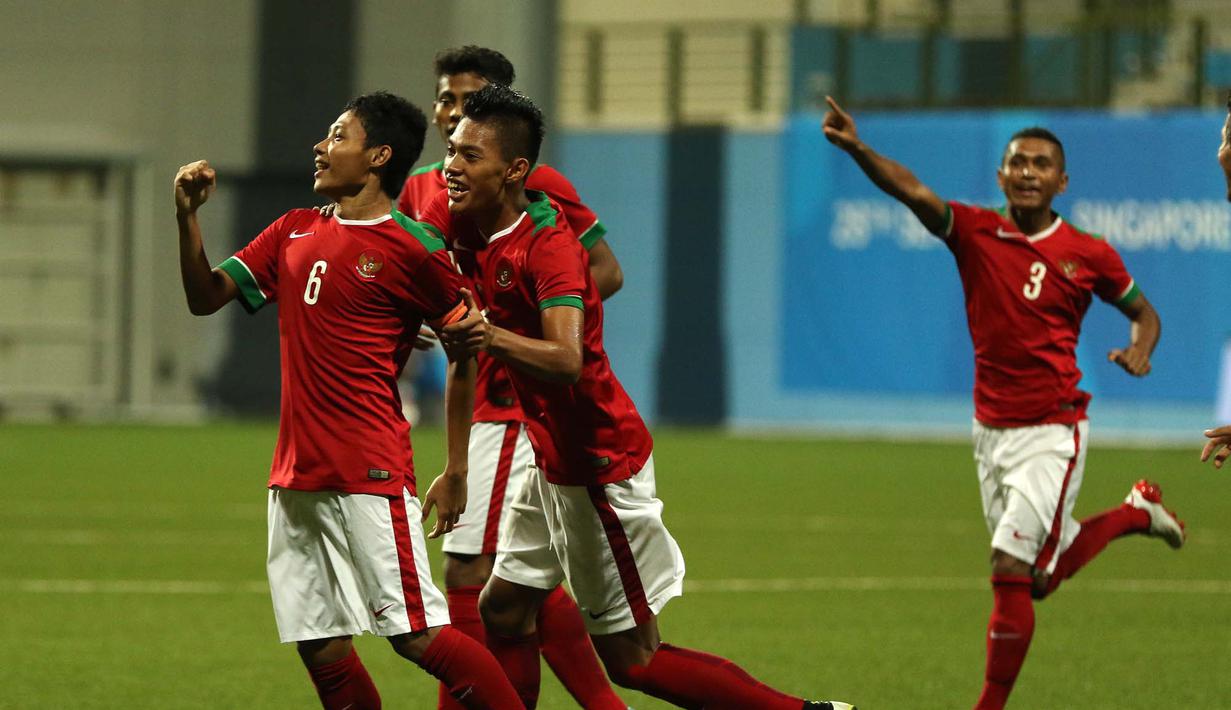 Ekspresi Evan Dimas Darmono (6) setelah mencetak gol pertama ke gawang Filipina U-23 dalam penyisihan Grup A Sepakbola SEA Games 2015. (Bola.com/Arief Bagus)