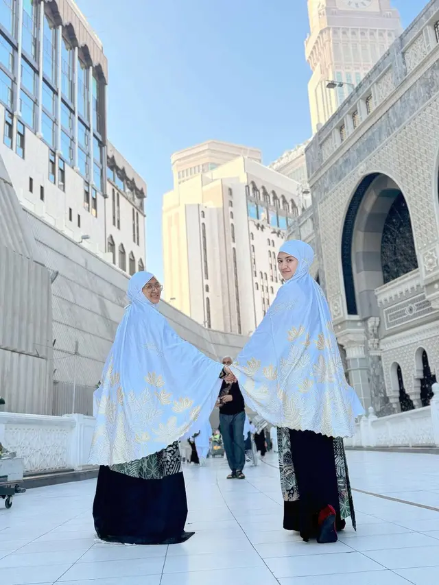 7 Potret Happy Asmara Jalani Umroh, Penampilan Berhijab Curi Perhatian
