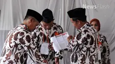 Pengawas TPS 88, Taman Palem, Cengkareng, Jakarta Barat, memberikan Kesaksian dan diserahkan ke panitia pengawas pemilu, kamis 16/2/2017