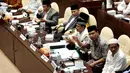 Ketua Forum Ormas Islam, Jeje Zainudin menyampaikan pendapatnya saat rapat dengar pendapat umum dengan Komisi II DPR di Kompleks Parlemen, Jakarta, Kamis (19/10). Rapat melanjutkan pembahasan Perppu Nomor 2/2017 tentang Ormas. (Liputan6.com/Johan Tallo)