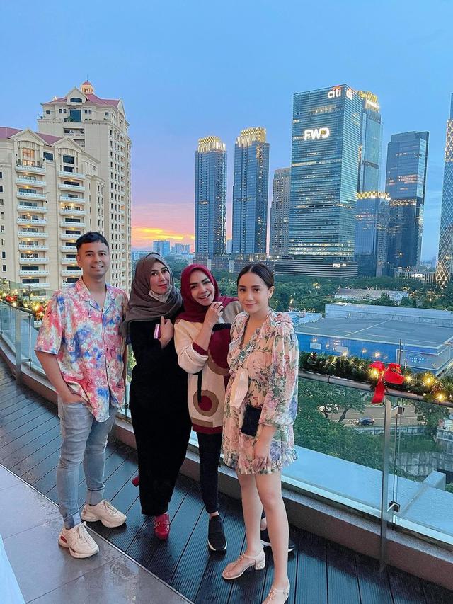 8 Potret Kebersamaan Rieta Amilia dan Amy Qanita, Disebut Besan Goals