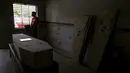 Seorang relawan duduk di dekat jendela sambil menunggu sejumlah jenazah korban gelombang panas untuk diidentifikasi, di sebuah kamar mayat di Karachi, Pakistan, Senin (22/6/2015). (REUTERS/Akhtar Soomro)