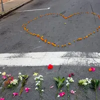 Taburan bunga di lokasi kecelakaan Heather Heyer saat aksi protes berlangsung di Charlottesville, Virginia, Amerika Serikat, Sabtu (12/8/2017). (Sumber Foto: Tasos Katopodis/EPA)