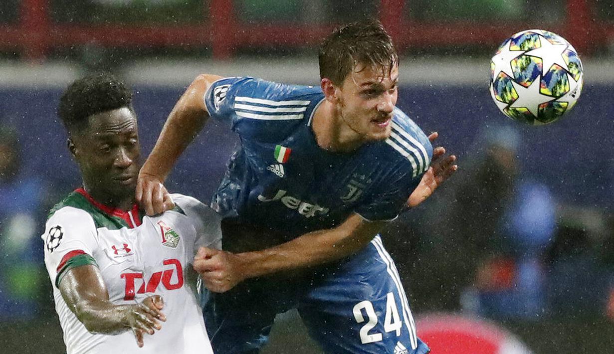 Bek Juventus, Daniele Rugani, duel udara dengan pemain Lokomotiv Moscow, Eder, pada laga Liga Champions di RZD Arena, Rabu (6/11). Lokomotiv Moscow takluk 1-2 dari Juventus. (AP/Pavel Golovkin)