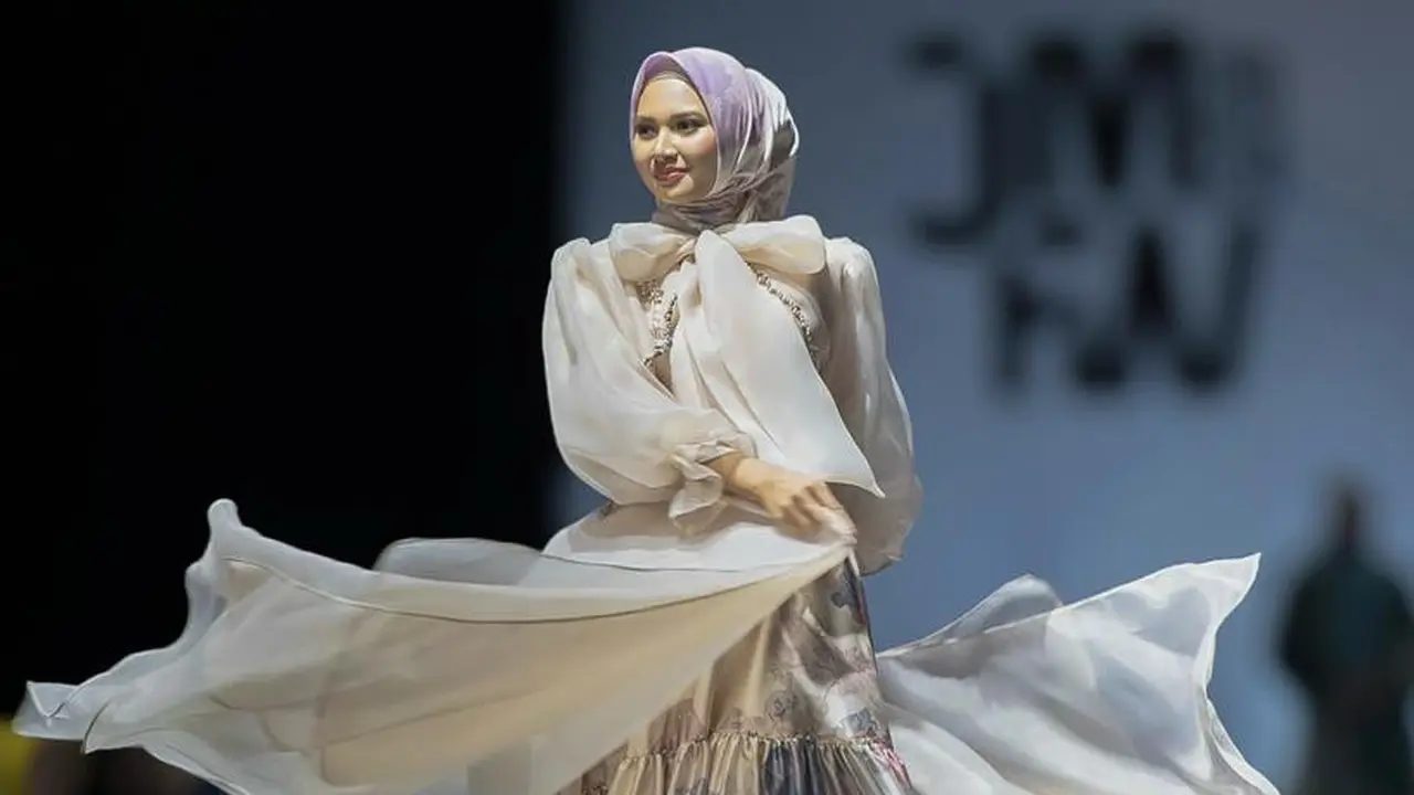Indah Permatasari pertama kalinya runway, tampil anggun dalam balutan hijab