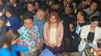 Calon wakil presiden Gibran Rakabuming Raka saat  kampanye di Bekasi, Jawa Barat. Di sana ia bertemu dengan para industri kreatif dalam acara #GimmickGibran. (Foto: Merdeka.com/Genantan Saputra).
