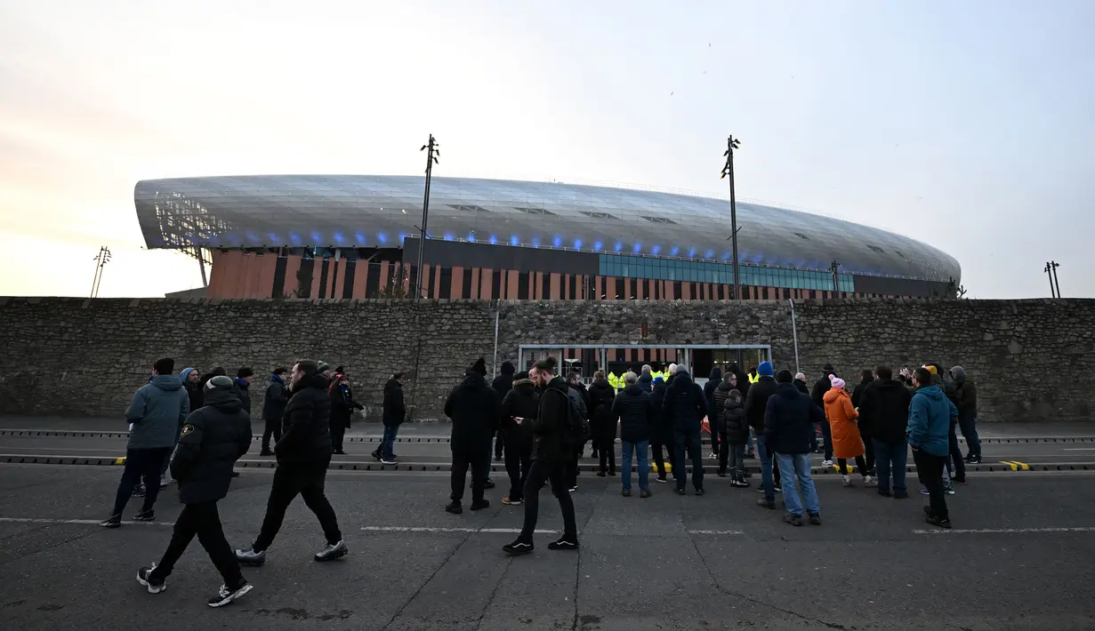 Foto Lampu Bramley Moore Dock Telah Menyala, Kandang Baru Everton Gelar Pertandingan Uji Coba