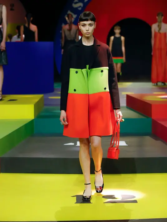 Dalam keterangan pers yang dirilis, Chiuri mengaku terinspirasi dari koleksi rancangan desainer Marc Bohan untuk Dior pada tahun 1961. (Dior).