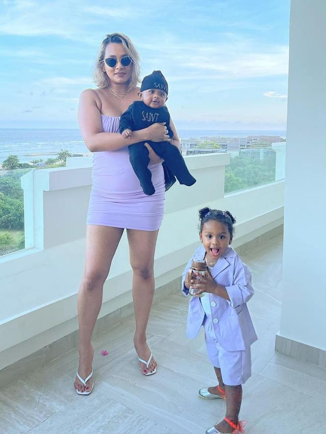 7 Gaya Kimmy Jayanti saat Momong Kedua Anaknya, Tetap Menawan