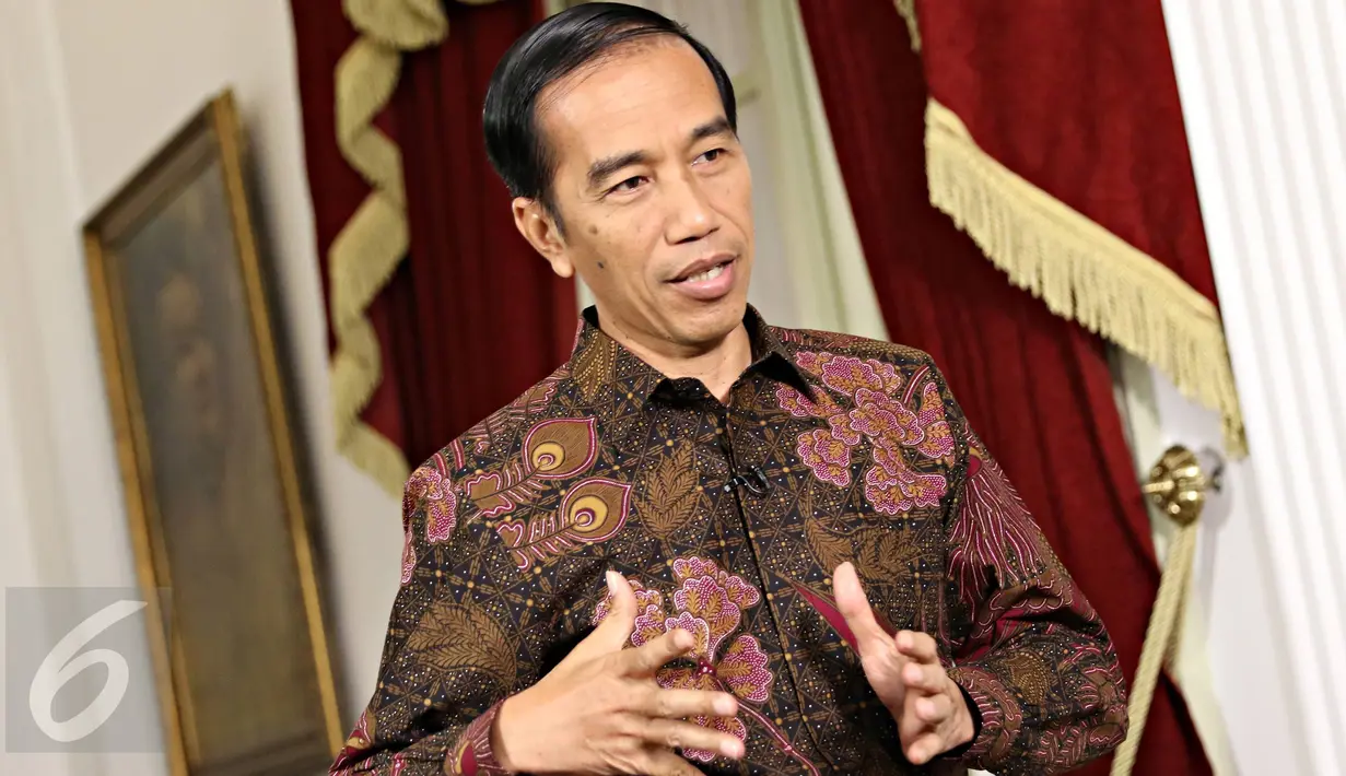  Presiden Jokowi berbincang selama Wawancara khusus di Istana Merdeka, Jakarta, Jumat (16/10/2015). Wawancara berhubungan dengan Pemerintahan Jokowi-JK genap berusia satu tahun pada 20 Oktober 2015 nanti. (Liputan6.com/Immanuel Antonius))