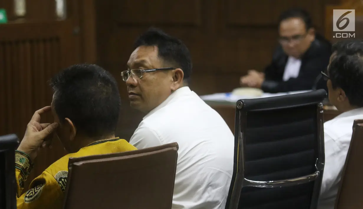 Terdakwa suap DPRD Sumut Tahan Manahan saat menjalani sidang di Pengadilan Tipikor, Jakarta, Kamis (27/12). Tahan Manahan bersama enam lainnya didakwa menerima suap dari Gatot Pujo Nugroho saat menjabat Gubernur Sumut. (Liputan6.com/Helmi Fithriansyah)