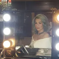 Penyanyi Reza Artamevia menjadi salah satu yang dipanggil menjadi saksi dalam kasus mantan guru spiritualnya, Gatot Brajamusti alias Aa Gatot. Selasa (9/1) Reza mendatangi pengadilan. (Instagram/rezaartameviaofficial)