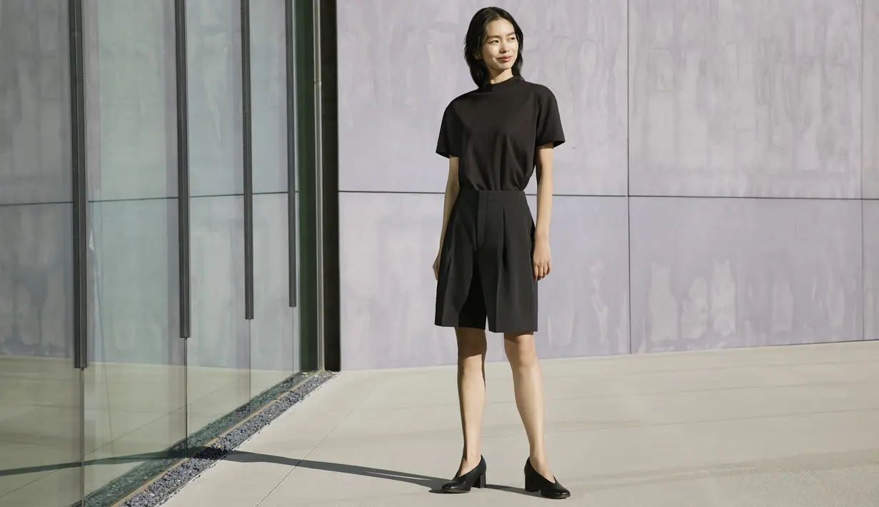 <p>Sedangkan outfit yang satu ini menjadi pilihan yang nyaman untuk kamu yang bekerja di industri kreatif. Memadukan AIRism Katun T-shirt Mock Neck dengan Celana Pendek Relax Lipit Ultra Light. Tidak hanya sekedar nyaman, outfit ini sangat breathable untuk digunakan sehari-hari. (UNIQLO)</p>