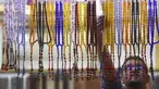 Seorang pedagang memajang tasbih di sebuah pasar di Kota Kuwait, selama bulan suci Ramadhan, pada 26 Maret 2023. (AFP/YASSER AL-ZAYYAT)