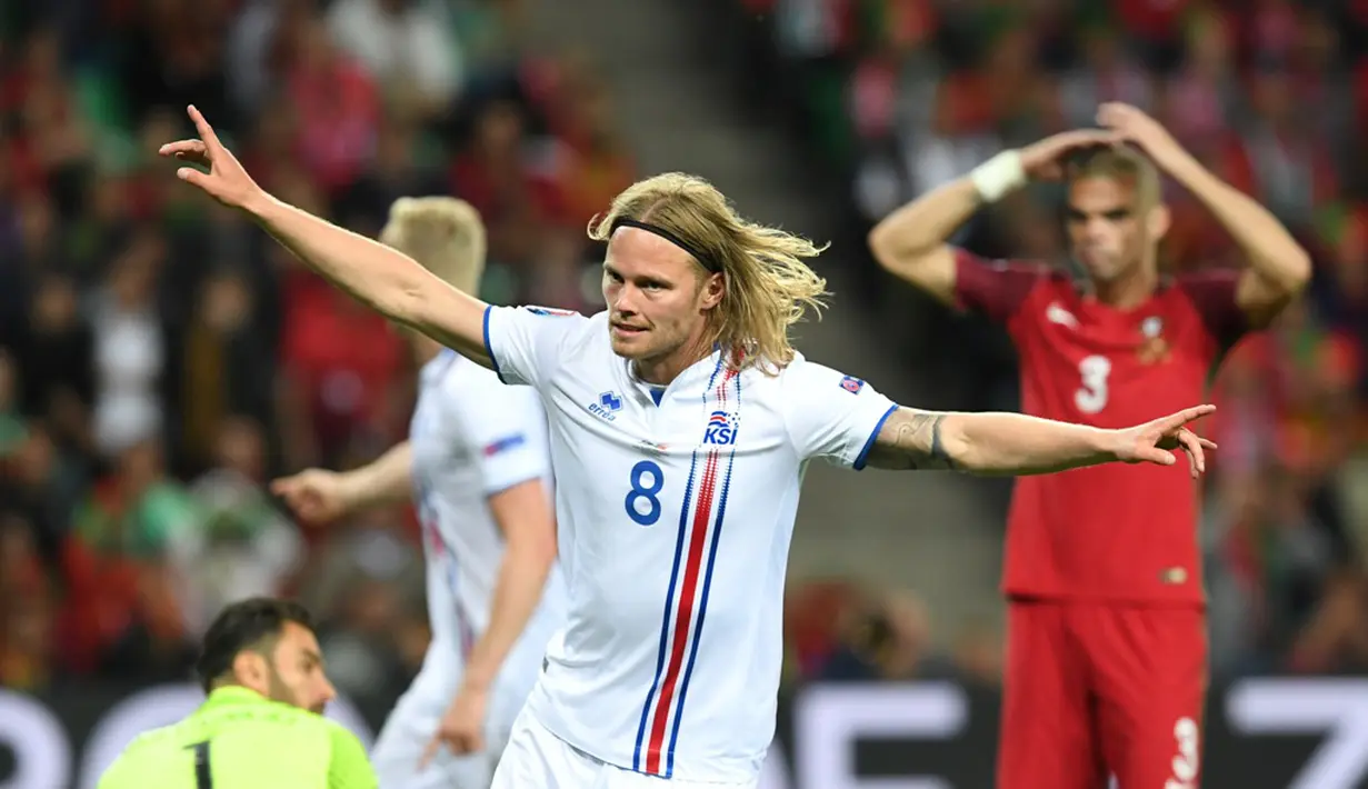 Ekspresi pemain Islandia, Birkir Bjarnason, setelah mencetak gol ke gawang Portugal pada laga Grup F Piala Eropa 2016 di Stade Geoffroy Guichard, Saint-Etienne, Rabu (15/6/2016) dini hari WIB. (AFP/Francisco Leong)