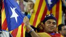 Seorang pria memegang bendera "Estelada" (bendera separatis Catalan) sebelum laga Liga Champions grup E antara Barcelona dan Bate Borisov di Stadion Camp Nou, Barcelona, Spain, Rabu (4/11/2015). (REUTERS/Albert Gea)