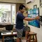 Cara Memasang TV di Dinding Sendiri dengan Aman untuk Dinding Bata hingga Gypsum