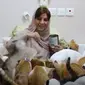 Maryam Al Balushi penyanyi hewan yang memelihara 450-an kucing dan 12 anjing (Dok.YouTube/YoungPost)