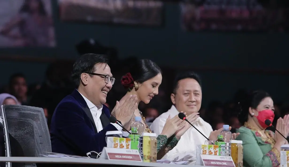 Penampilan ayunya ini disempurnakan dengan subeng emas klasik yang senada dengan bros dan nuansa emas dari kebaya yang dikenakan Anya. Foto: Instagram.