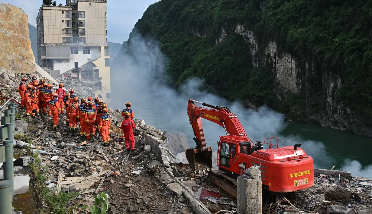 Petugas penyelamat mencari korban selamat di lokasi tanah longsor di Kabupaten Pengshui, Chongqing, Tiongkok, Sabtu, 17 Juli 2026. (AFP/ CNS)