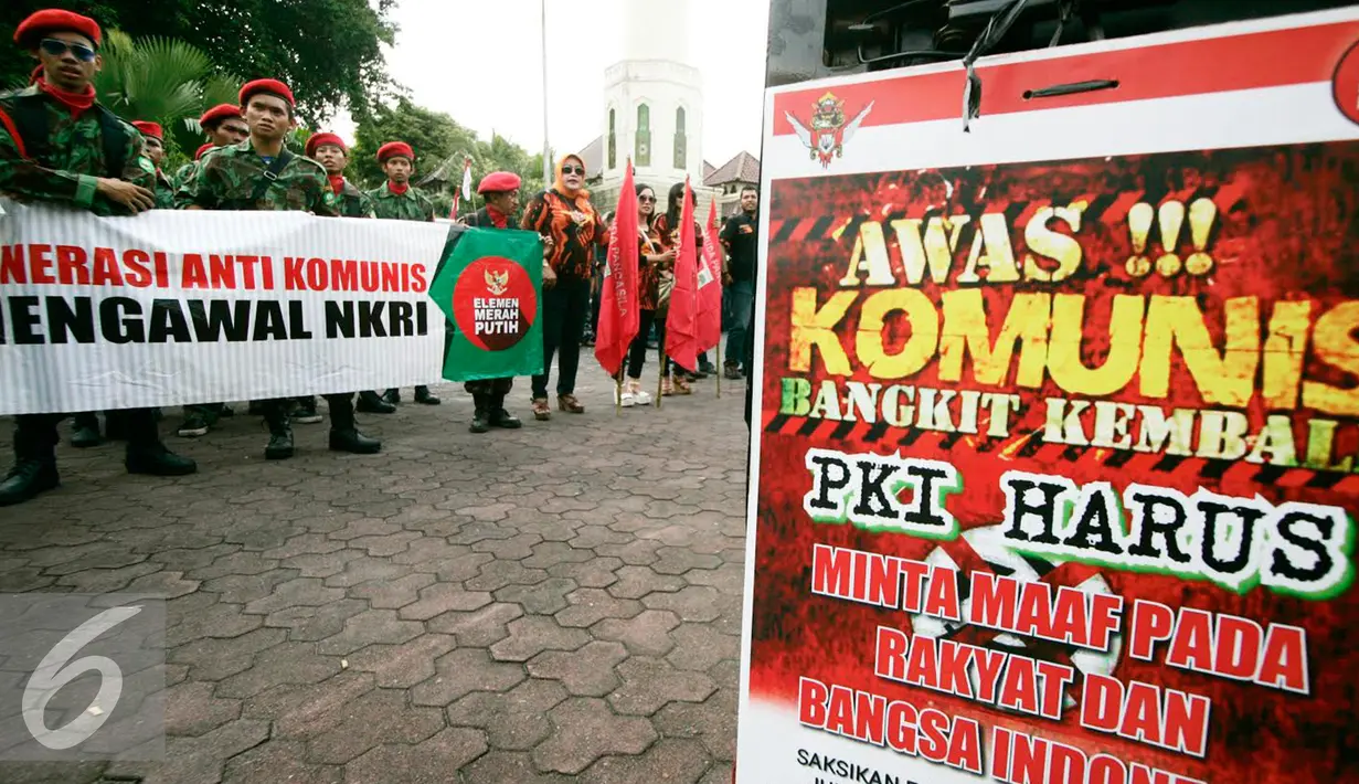 Sejumlah spanduk dibawa saat mengikuti aksi peringatan pemberontakan G 30 S-PKI di Gedung DPRD,Yogyakarta, Jumat (30/9). Aksi ini dilakukan untuk menangkal paham komunisme di Indonesia. (Liputan6.com/ Boy Harjanto)