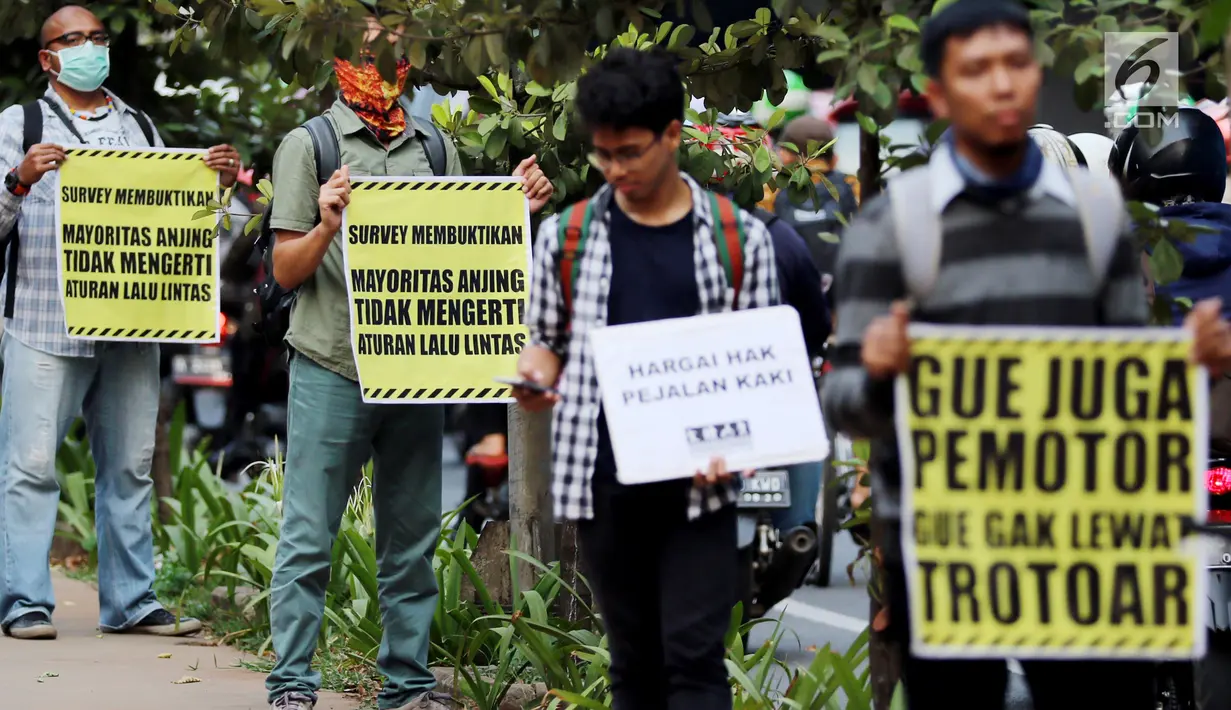 Sejumlah aktivis Koalisi Pejalan Kaki melakukan aksi peduli pejalan kaki di kawasan pedestrian Kasablanka, Jakarta, Kamis (22/8). Mereka menyerukan agar tidak menggunakan trotoar sebagai tempat parkir dan berjualan.(Liputan6.com/JohanTallo)