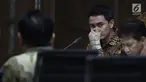 Gubernur nonaktif Jambi Zumi Zola mendengarkan keterangan saksi dalam sidang lanjutan perkara suap dan gratifikasi di Pengadilan Tipikor Jakarta, Kamis (10/10). Dalam sidang, Jaksa Penuntut Umum (JPU) menghadirkan 9 saksi. (Liputan6.com/Herman Zakharia)